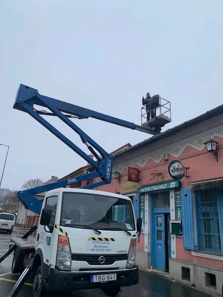 Tetőjavítás emelőkosaras autóval Aszód