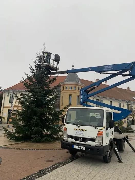karácsonyfaállítás Gödöllőn emelőkosaras autóval