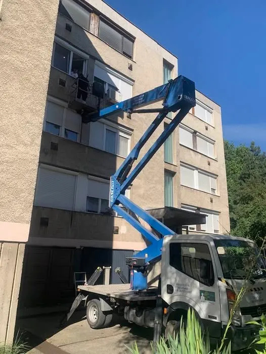klíma telepítés Gödöllőn magassági munkagéppel
